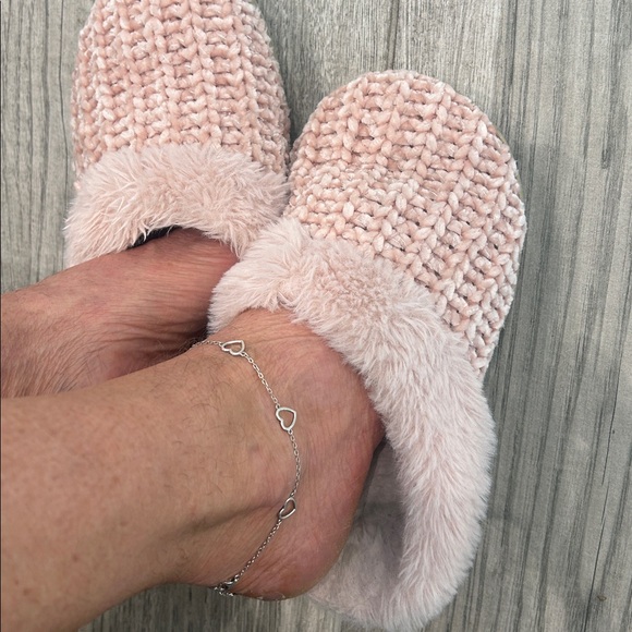 Pink fuzzy slippers feet foot gently worn used sz 6 ladies my favorite loved - Picture 7 of 9